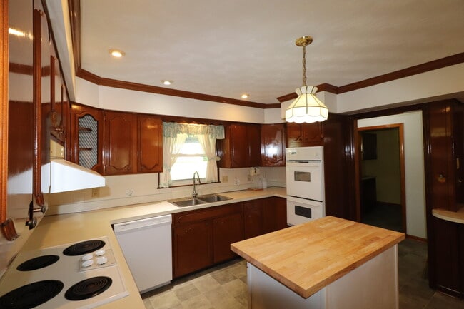 Building Photo - 204 Weil Ln