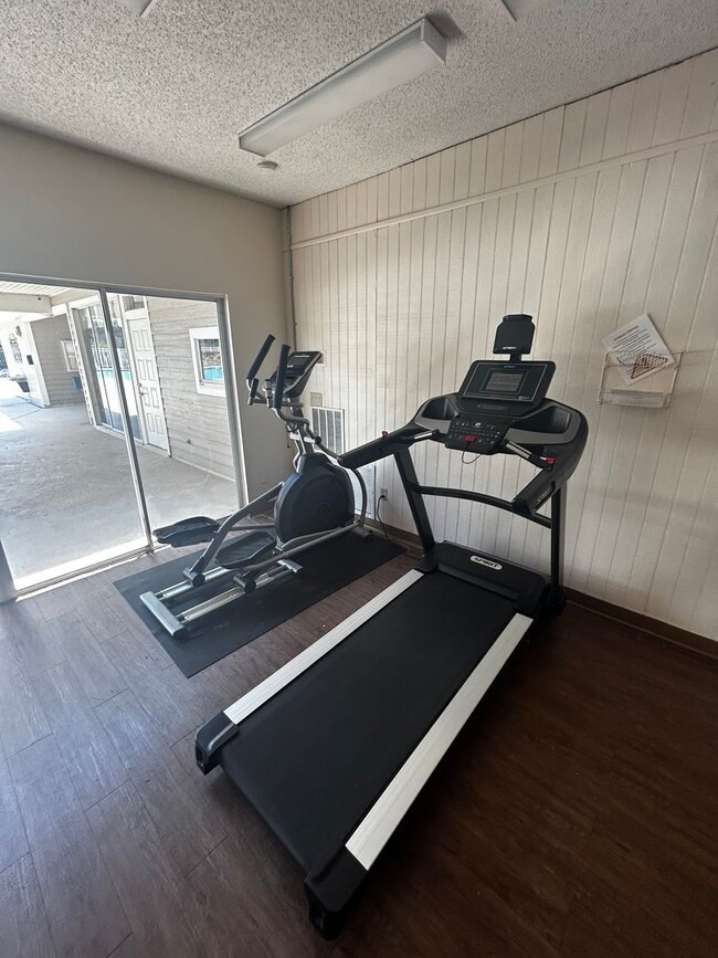 Building Photo - Beautiful 2/2 Condo Located in Hunters Res...