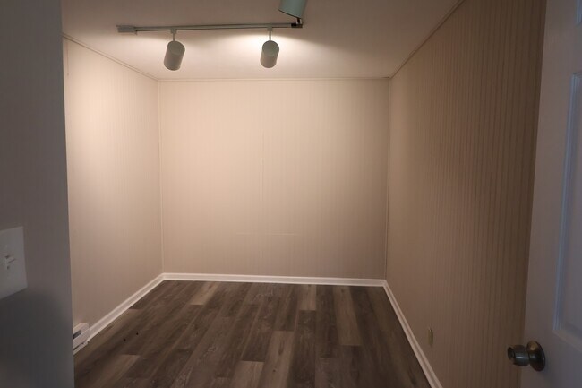 Building Photo - 549 S Gum St