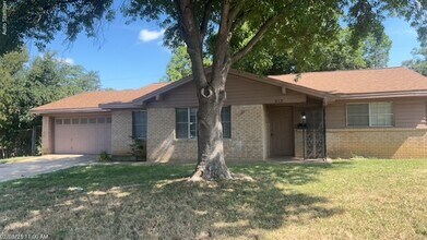 Building Photo - 212 Hallbrook Dr