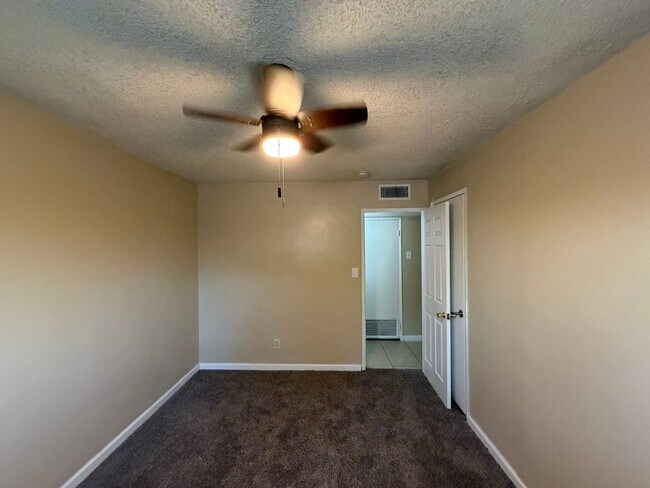 Building Photo - Affordable 3 BD 2 BA house in SW Bakersfield on a corner lot