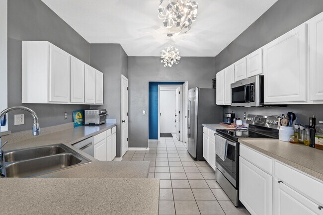 Building Photo - 545 Tuscanny St