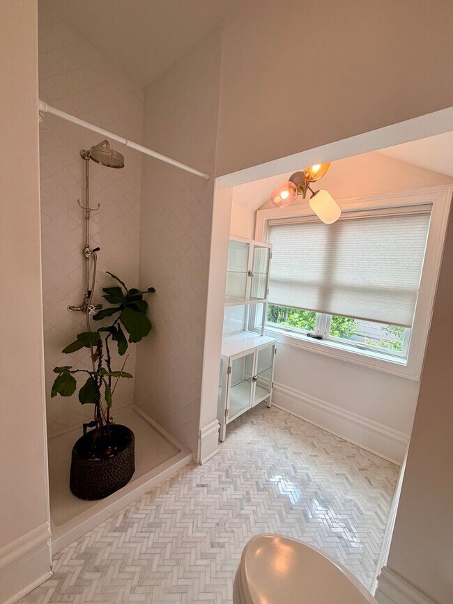 Building Photo - Lovely 3 story home with en-suiteS and private outdoor patio!