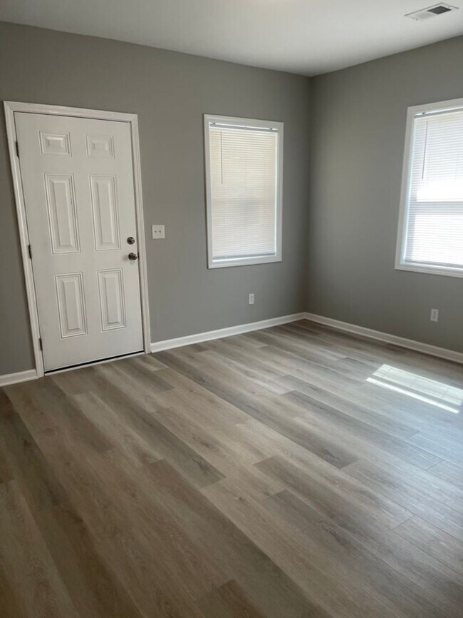 Building Photo - Fully Renovated Apartment Duplex Located in the Heart of Edgewood