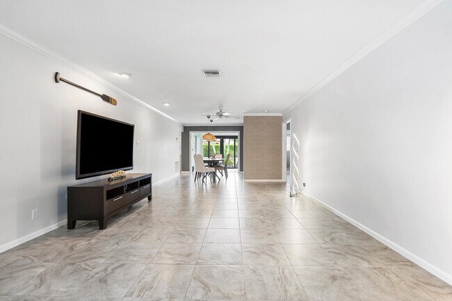 Building Photo - 9815 Pecan Tree Dr