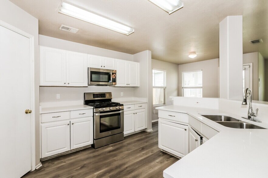 Building Photo - 19710 Rocky Shores Dr