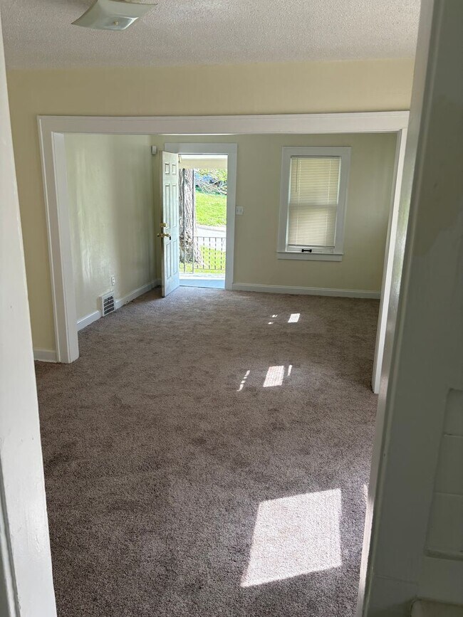 Building Photo - Great 3 bedroom house