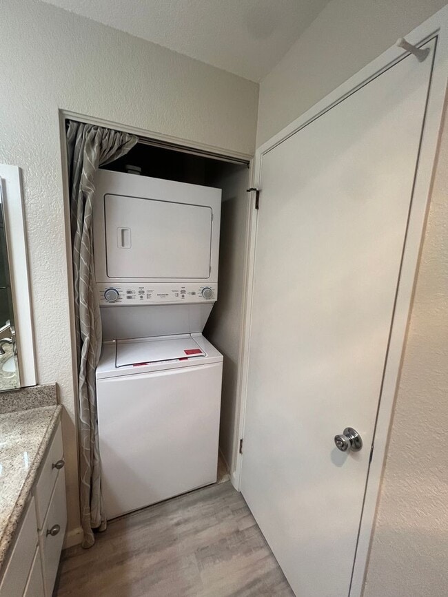Building Photo - Extremely Well Maintained Upstairs 1/1 Condo Near Light Rail Now Available!