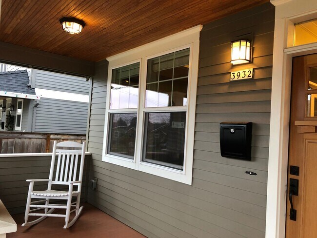 Building Photo - Gorgeous, modern craftsman 3+ bedroom, 3 b...