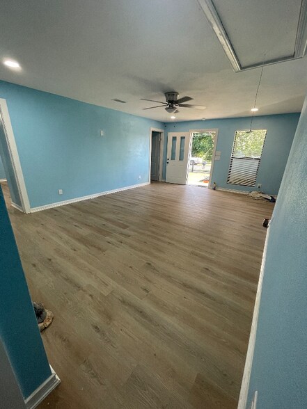 Building Photo - 2631 Canary Dr