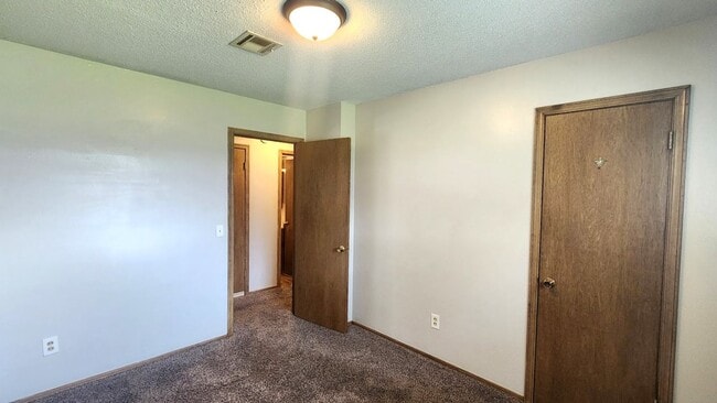 Building Photo - 3 Bed 1 Bath 1 Car Garage in the  Leonhardts Oak Ridge Addition in Del City