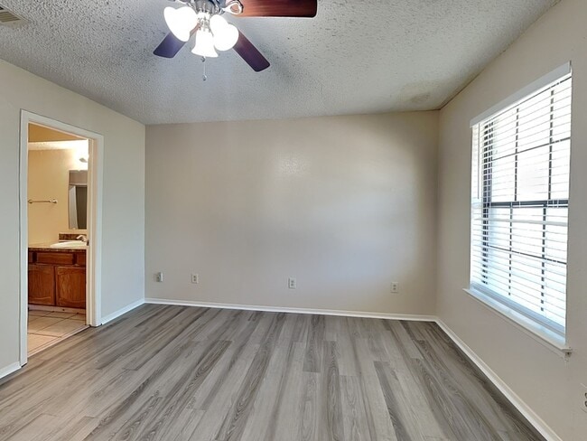 Building Photo - 930 Southmoor Dr