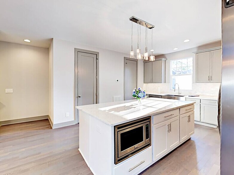 Building Photo - 2125 8th Ave S