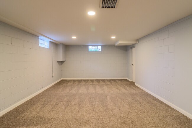 Building Photo - 5608 Indianola Ave