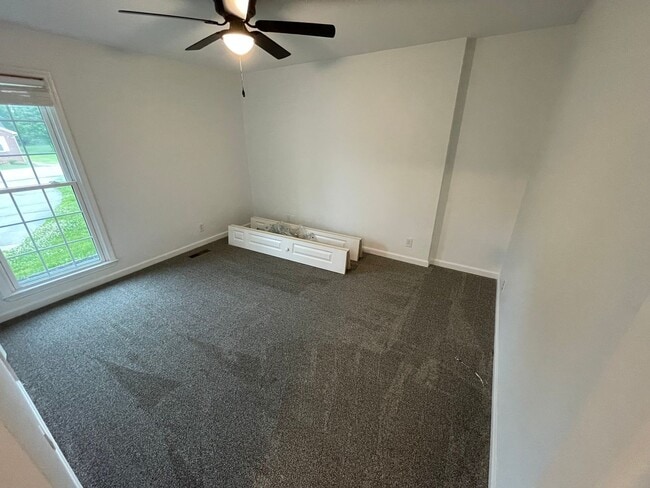 Building Photo - Beautiful Home Large Garage Highly Desired For Rent