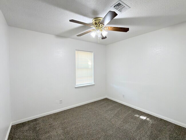 Building Photo - 302 Fair Oaks Blvd