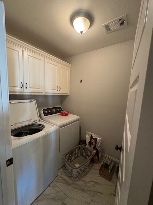 Building Photo - 4br/2ba Pet friendly 1-level home in Fort ...