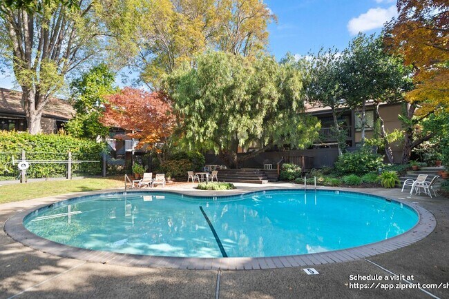 Building Photo - 2000 Rock St