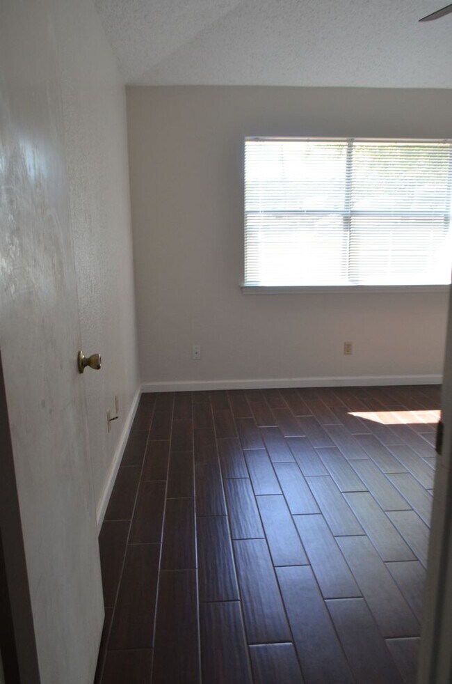 Building Photo - 201 Horseshoe Dr