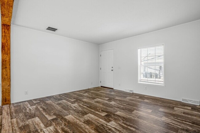 Building Photo - Sheridan Duplex Unit (no garage)