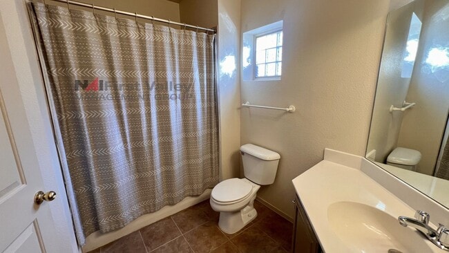 Building Photo - 2 Bedroom- 2 Bathroom Upstairs