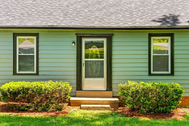 Building Photo - 2 Bedroom Home For Rent Near Madison Street!