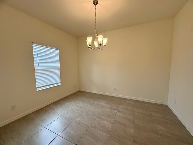 Building Photo - Huge Screened Lanai! Modern & Spacious 4 Bed 2 Bath