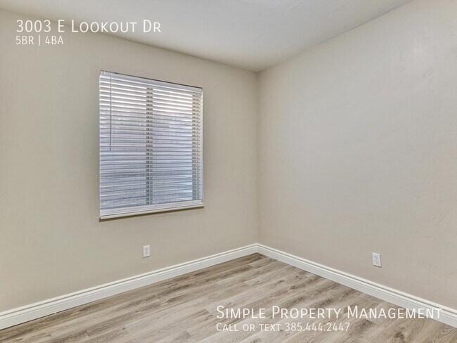 Building Photo - 3003 E Lookout Dr