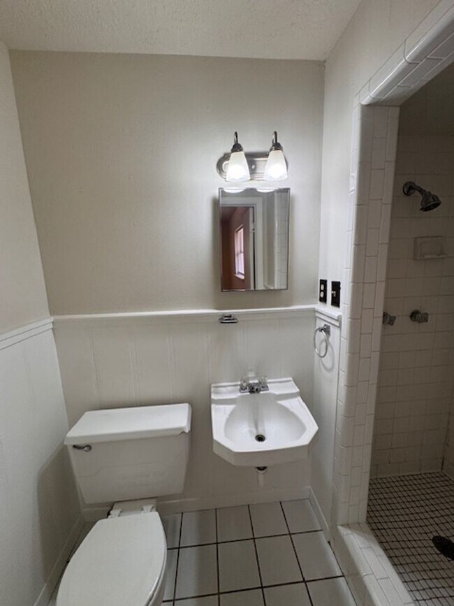 Building Photo - 3 bed 2 bath in a great neighborhood in Norman, Refreshed and ready for move in, 200 0ff by May 1st!