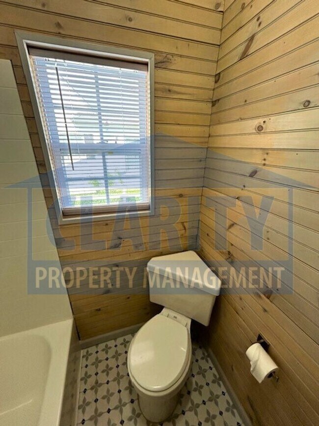 Building Photo - Two bedroom home in historic downtown Clev...