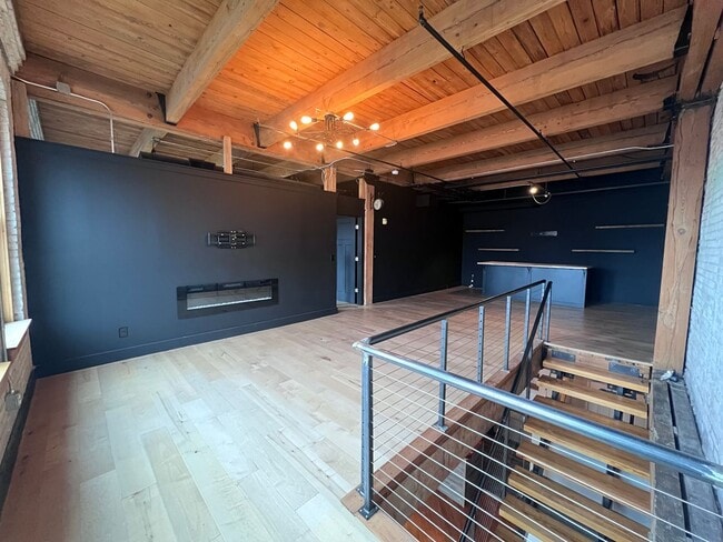 Building Photo - Gorgeous Loft Downtown Grand Rapids