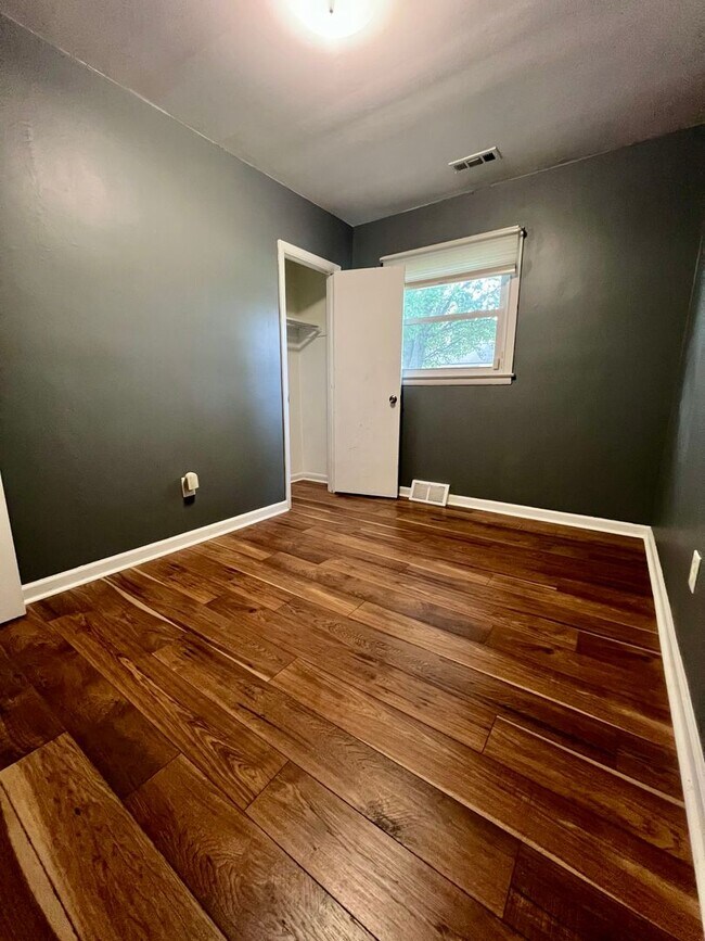 Building Photo - 3-Bedroom Single Family Home in Bristol! A...