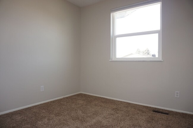Building Photo - Quiet 4 Bedroom 2.5 Bath Taylorsville Home
