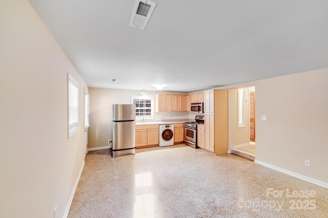 Building Photo - 2417 Laburnum Ave