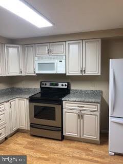 Building Photo - 8000 Green Tree Ct