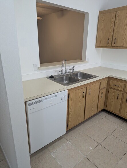 Building Photo - 2180 Knox Mcrae Dr