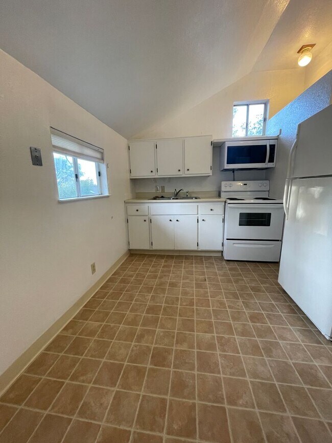 Building Photo - Quaint 2 Bedroom, 1 Bath House: Steps Away from Historic Old Town Auburn