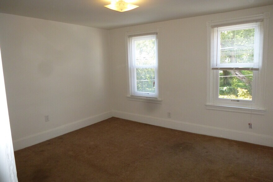Building Photo - 147 Sheldon Ln
