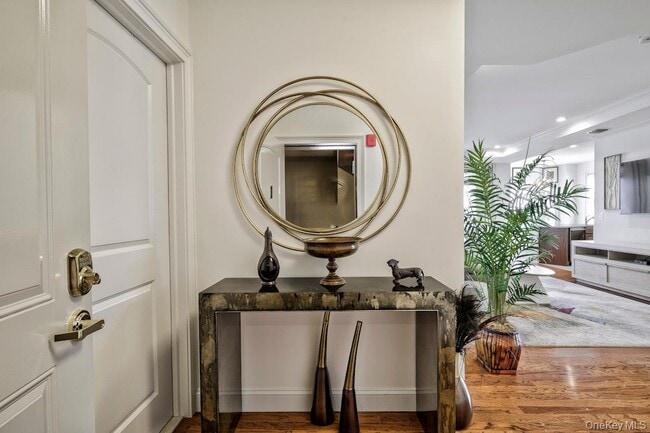 Building Photo - 323 Roosevelt Way