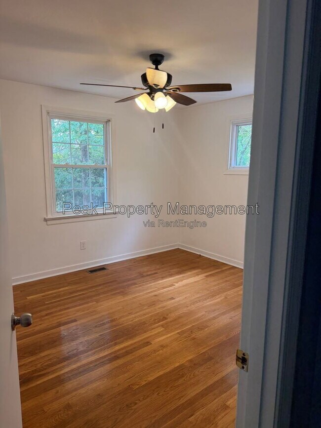 Building Photo - 2119 Woodmont Dr