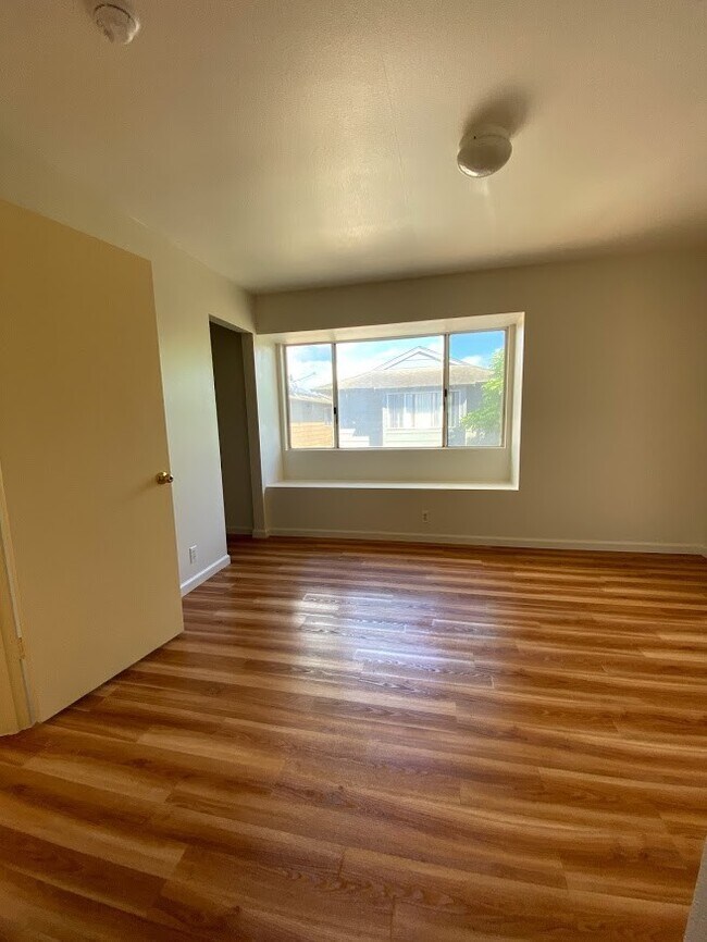 Building Photo - Desirable Lombard Way in Ewa, 3 Bed 2.5 Bath w/ 2 Car garage, Newer unit, Pet Negotiable