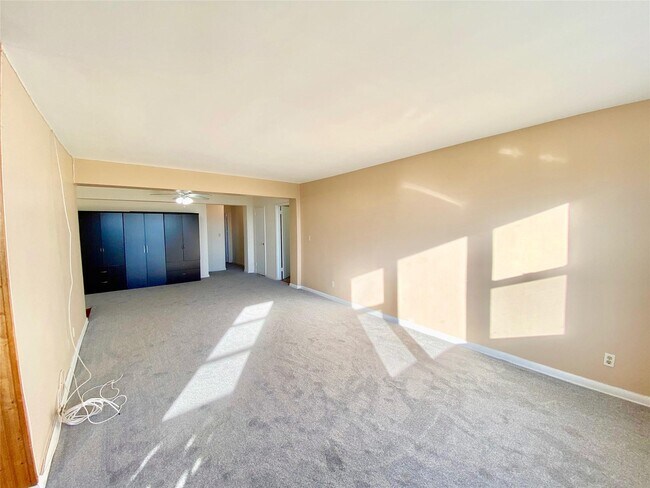 Building Photo - 1 Sadore Ln