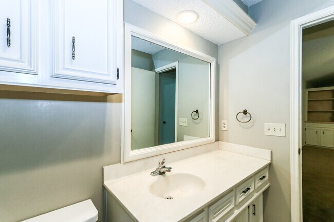 Building Photo - Upscale Townhouse in Great Area