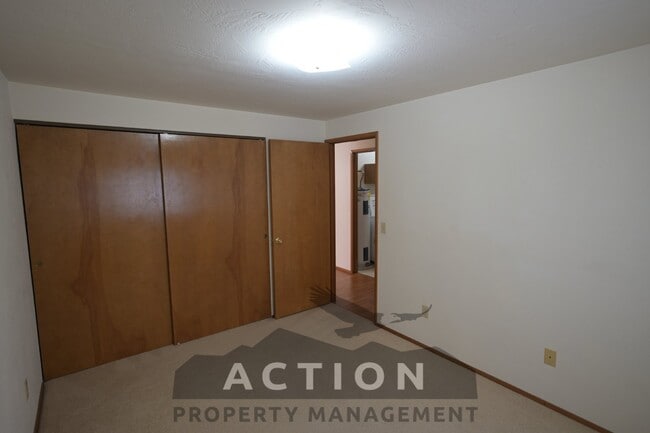 Building Photo - 2 bed, 2 bath, 1 car garage- water, sewer,...