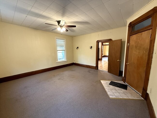 Building Photo - 500 N Main St