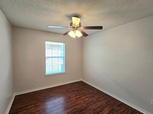 Building Photo - Spacious 4-Bedroom Home