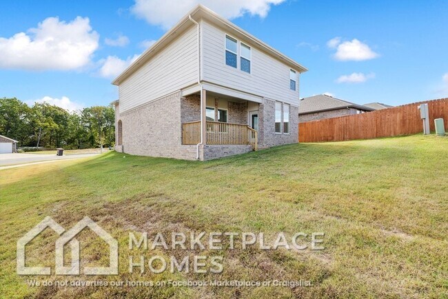 Building Photo - 5726 Selah St
