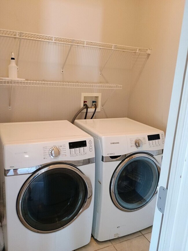 Building Photo - 3 bedroom 2 bathroom Fenced in yard