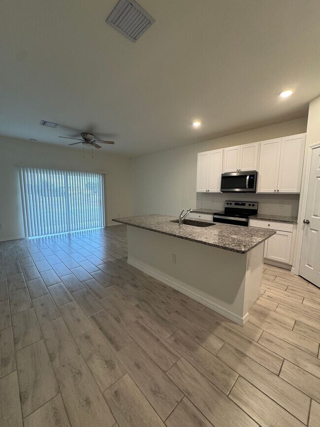 Building Photo - Spacious 3 Bed 2 Bath Duplex in Lehigh Acres