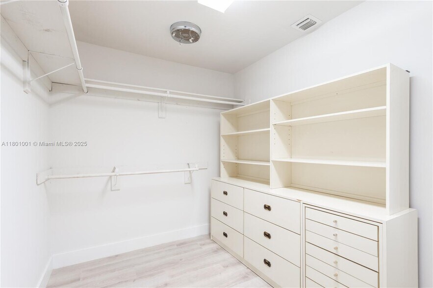 Building Photo - 1541 Zuleta Ave